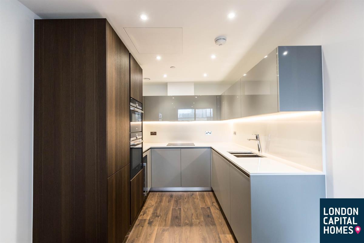2 bed property in 14 Piazza Walk, London